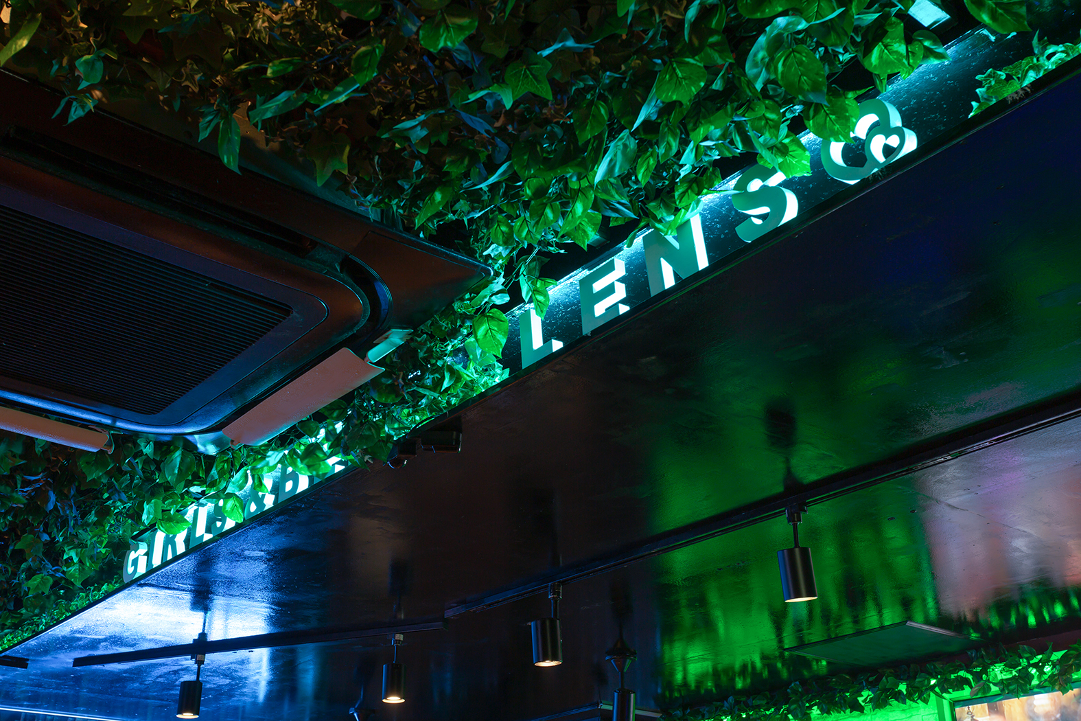 GIRL'S BAR LENS Image 2